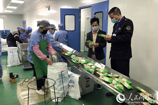 2月26日，檢查食品生產企業復工復產情況，督促做好疫情防控有關工作。蘇漢攝