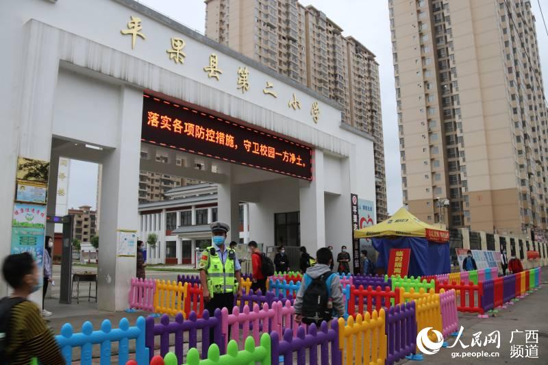 合理配備校門口執勤警力，為學校復學復課提供堅強保障。黃瑜攝