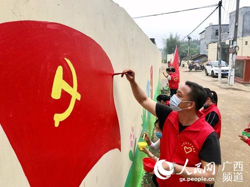 志願者正在繪畫。貴港市青年志願者協會供圖
