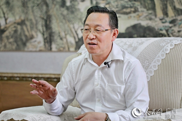 来宾市委常委、忻城县委书记李振品接受人民网专访