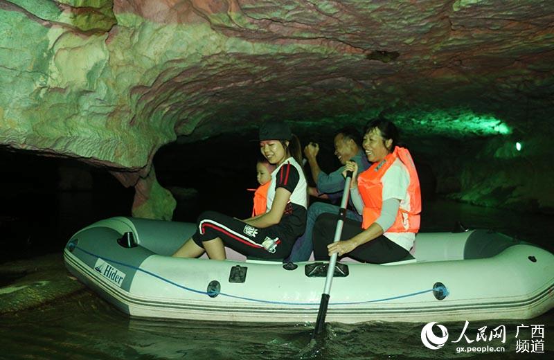 游客在珊瑚鎮龍岩村劃皮劃艇穿越龍泉公園岩洞。廖超文攝