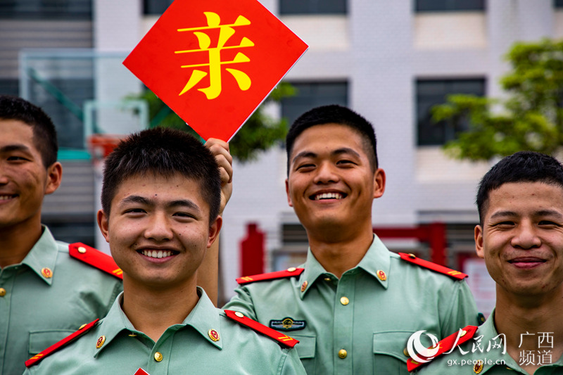 圖為官兵快樂的笑容。覃紅岩攝