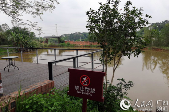 文体局在广泽禧愿汽车营地涉水区域设立警示标语。李苒摄