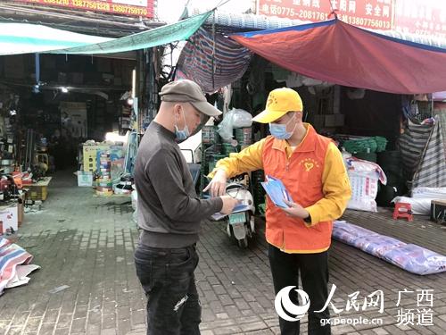 玉林工務段職工走村入戶宣傳鐵路安全知識。譚育俊攝