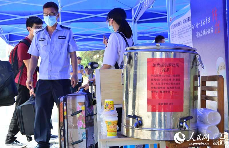 一杯涼茶，解暑暖心也防疫。鄧民勝攝