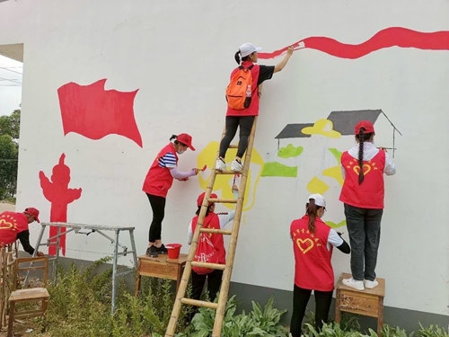 志願者們正在進行牆繪。團貴港市委供圖