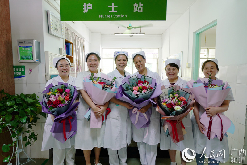 5月12日，在龍勝各族自治縣人民醫院護士站，幾名護士在合影。黃勇丹攝