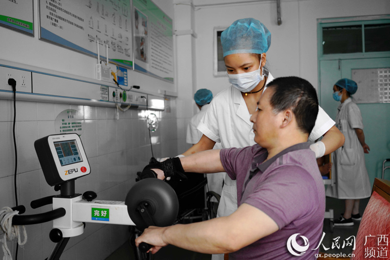 5月12日，龍勝各族自治縣人民醫院的醫務人員在給患者做康復治療。黃勇丹攝