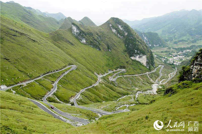 大化已实现乡乡通油路,村村通公路目标,图为七百弄八里九弯.韦哲摄