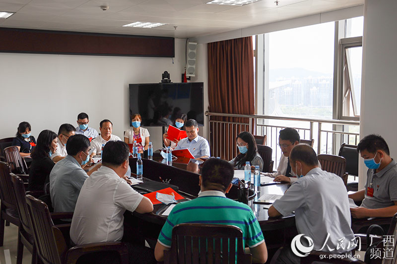 代表們分組討論“兩委”報告草案。吳明江攝