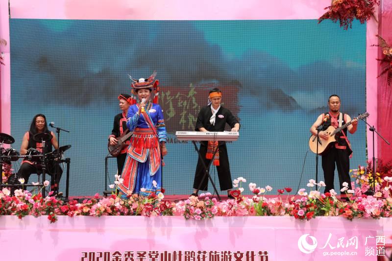 瑤族樂隊“七彩鄉音”在儀式上表演.。吳雪君攝