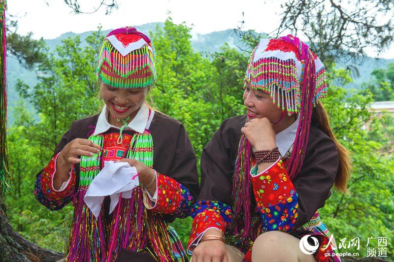 寧明縣桐棉鎮枯楠村米糠瑤族自然屯花頭瑤姑娘正在用手工編織自己喜愛的瑤族刺繡。黃佩強攝