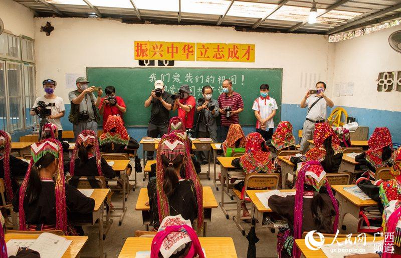 圖崇左市攝影家協會攝影家在寧明縣桐棉鎮枯楠村米糠瑤族自然屯小學教學點對教育扶貧進行攝影採風創作。黃佩強攝