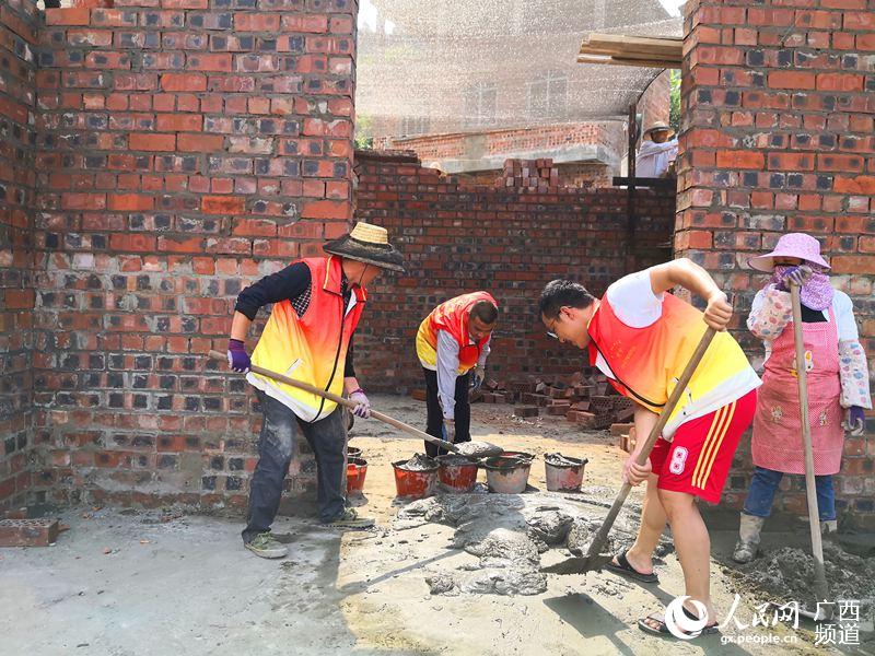 图为八桂瑶族乡果卜村驻村工作队帮助贫困群众修建新房现场。杨进宏、王�B摄