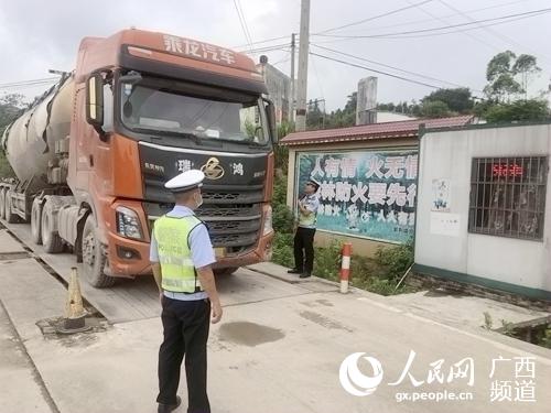 圖為桂平交警在交通執法站對危化品運輸車輛進行執法檢查。桂平市公安局交警大隊供圖