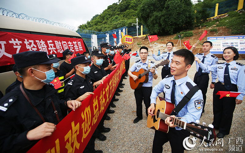 邊境隔離護欄旁，小分隊帶來即興表演吉他彈唱。陳志榮攝