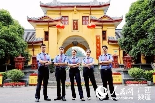 桂林火車站工作人員換上新版“鐵路藍”制服在桂林市靖江王府前亮相。李洪銳攝