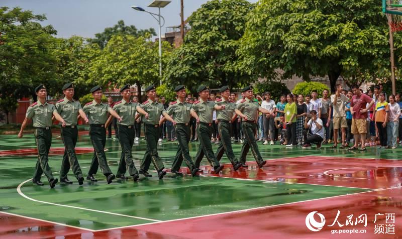 圖為武警官兵為學生演示隊列動作。武警崇左支隊供圖