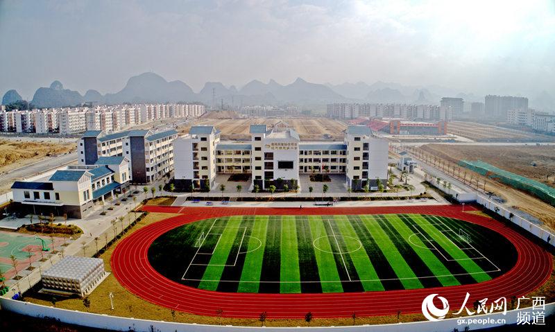 忻城县城南社区旁边新建设的城关镇民族小学.蓝德龙摄