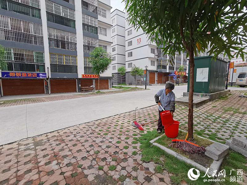 搬遷戶藍月鳳在聚福新城小區當保潔員。藍干喬攝