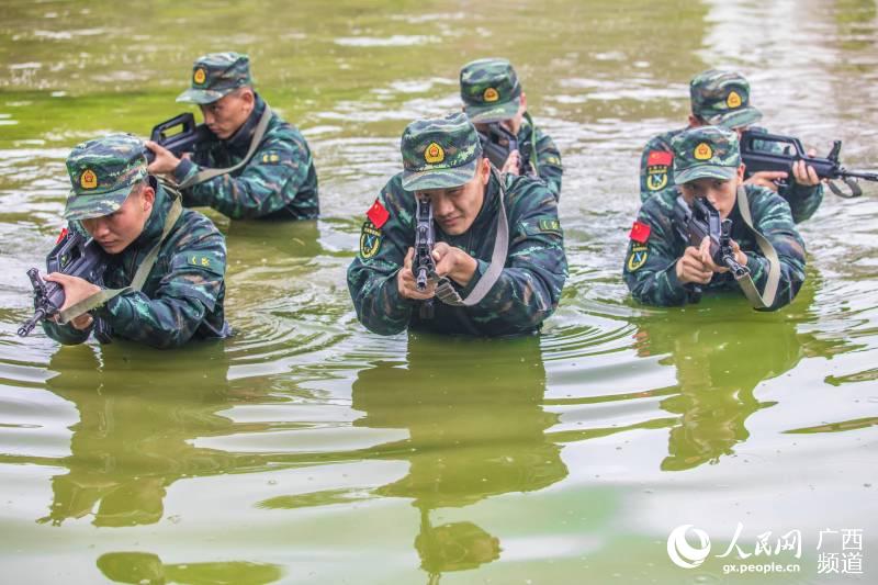 武警官兵開展班組戰術水中搜索訓練。果志遠攝