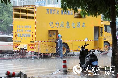 暴雨中，應急電源車為平果市婦幼保健院穩定供電保駕護航。班夢瓊 攝