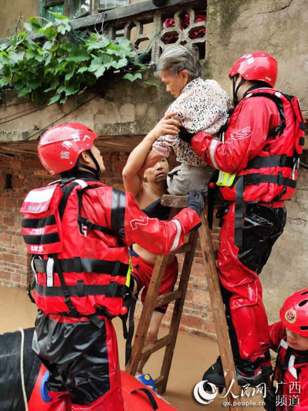 消防救援人員正在轉移受災群眾。桂林市消防救援支隊供圖