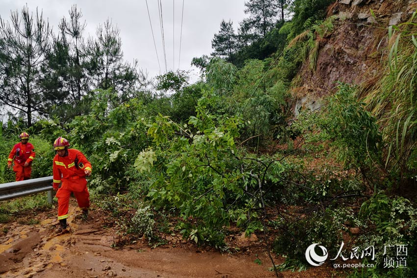 消防救援人員正在普益鄉大山村搜救被困群眾。熊有發攝