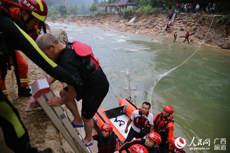 圖為救援人員在仙女溪救援中心解救被困群眾。余良攝