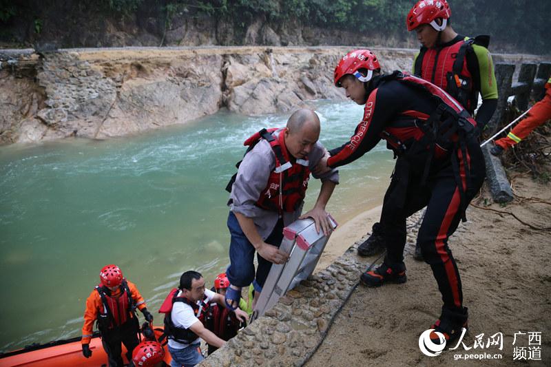 圖為救援人員在仙女溪救援中心解救被困群眾。余良攝
