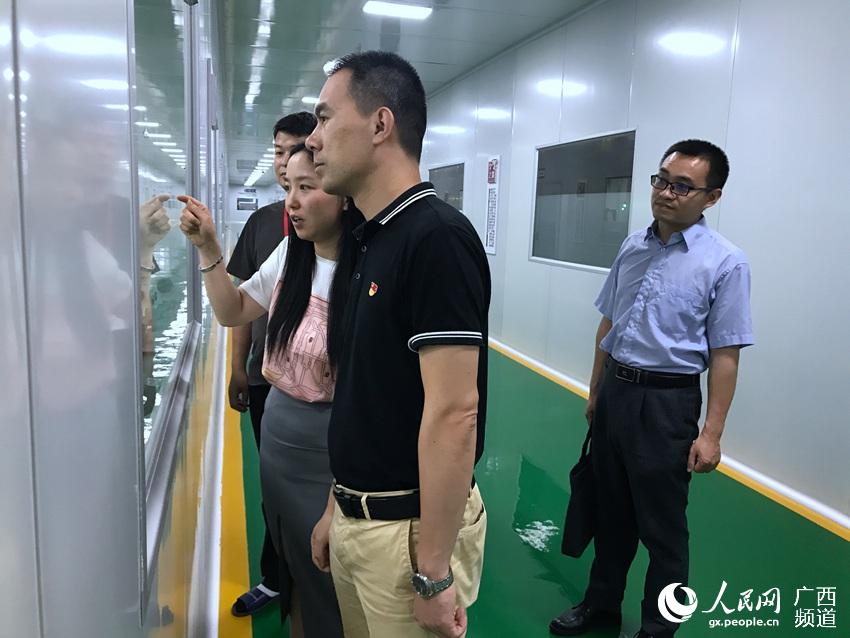 廖建國一行在荔浦美亞迪光電科技有限公司黨支部調研。荔浦市兩新組織黨工委供圖