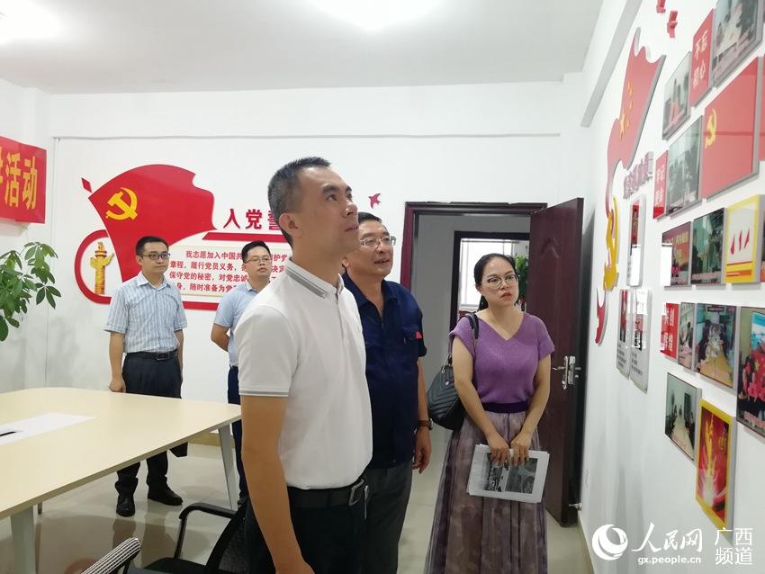 了解英路維特公司黨支部開展黨員活動情況。。荔浦市兩新組織黨工委供圖