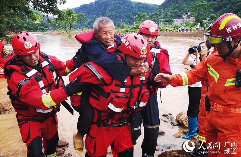 桂林消防解救被困老人。黎中順攝
