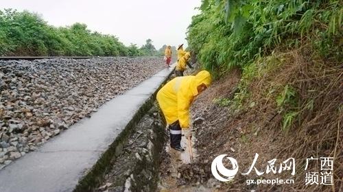 柳州工務段黨團員突擊隊隊員清理堵塞的水溝。覃文願攝