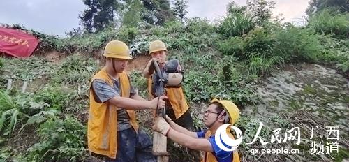柳州工務段組織黨團員突擊隊對焦柳線邊坡溜塌水害進行加固整治。韋明沛攝