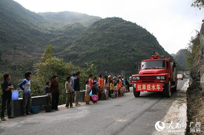 2010年2月1日，送水車隊為七百弄山區群眾送水的情景。韋哲攝