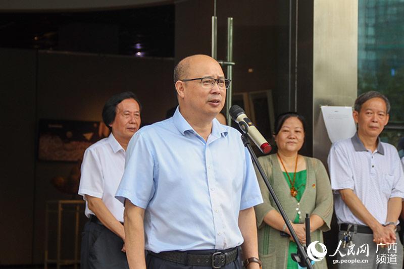 广西艺术学院党委书记蔡昌卓出席毕业作品展开展仪式，并宣布开展。吴明江摄