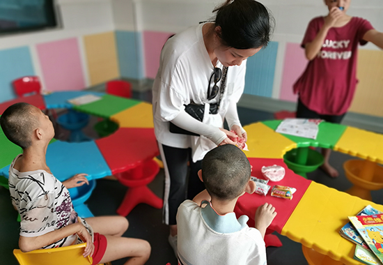 慰問兒童福利院孤兒。合浦縣婦幼保健院供圖