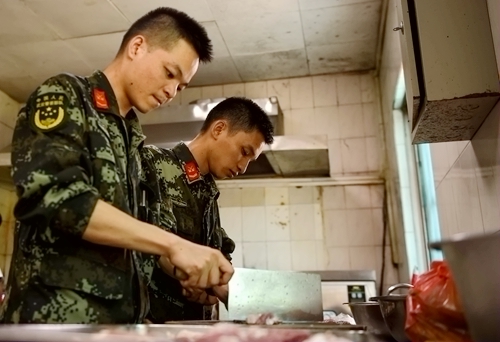 武警官兵正在准备食材。孙跃摄