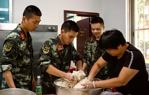黄华阅妈妈正在教大家拌料。孙跃摄