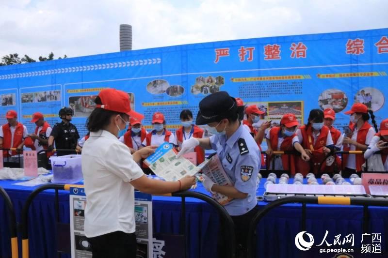 平果市公安局民警向群眾講解毒品的種類、危害以及禁毒相關法律法規。李偉光攝