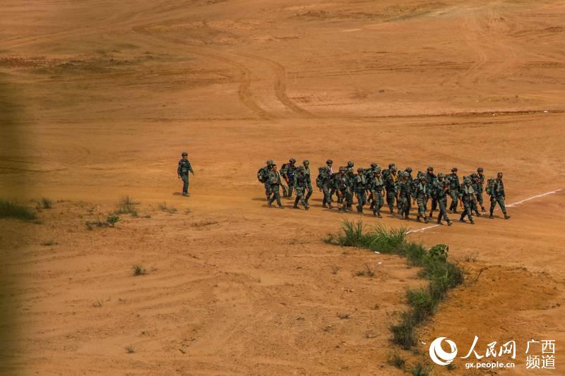 武警特戰隊員進行徒步行軍。果志遠攝