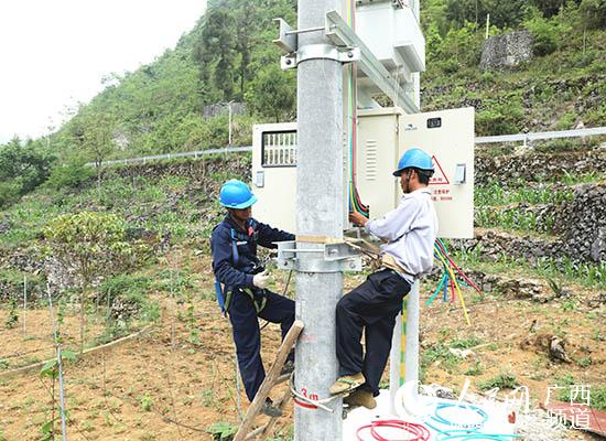 電力工人正在進行農村電網改造施工。田世遠攝