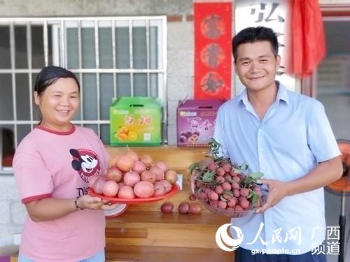 賴志福與鄭錦柳夫妻種植的水果喜獲豐收。譚天力攝