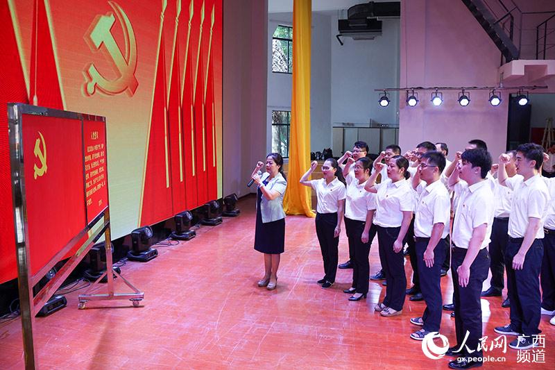 新入黨黨員集體宣誓儀式。吳明江攝