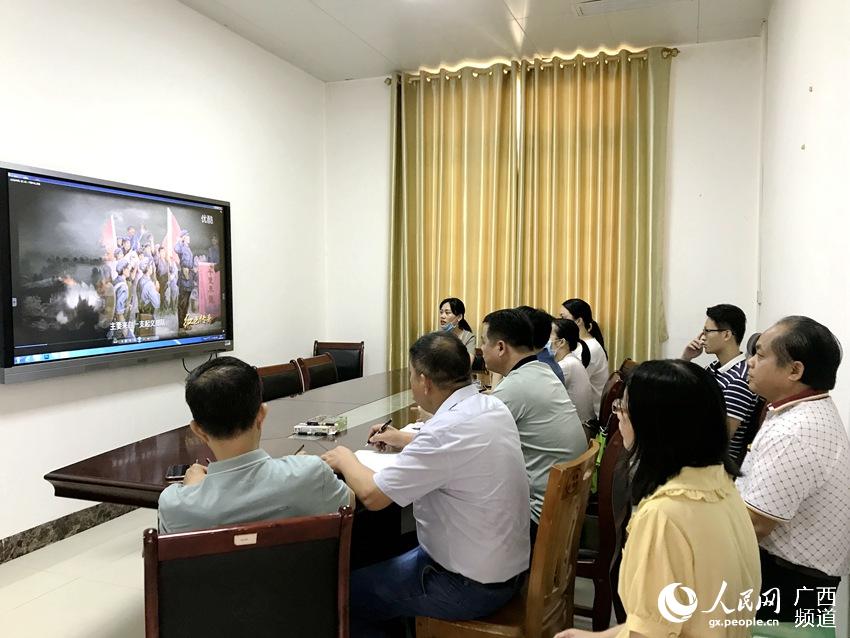 黨員干部在組織生活會觀看革命傳統教育影片。黎柱良攝