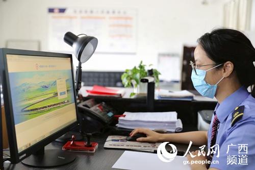 货运计划员正在使用数字口岸系统进行“无纸化”通关。刘雅琴摄