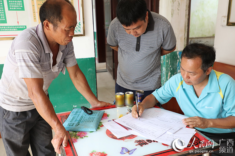 三江侗族自治縣林業局工作人員與養殖戶正在核實登記馴養野生動物數量。蘭澤兵攝