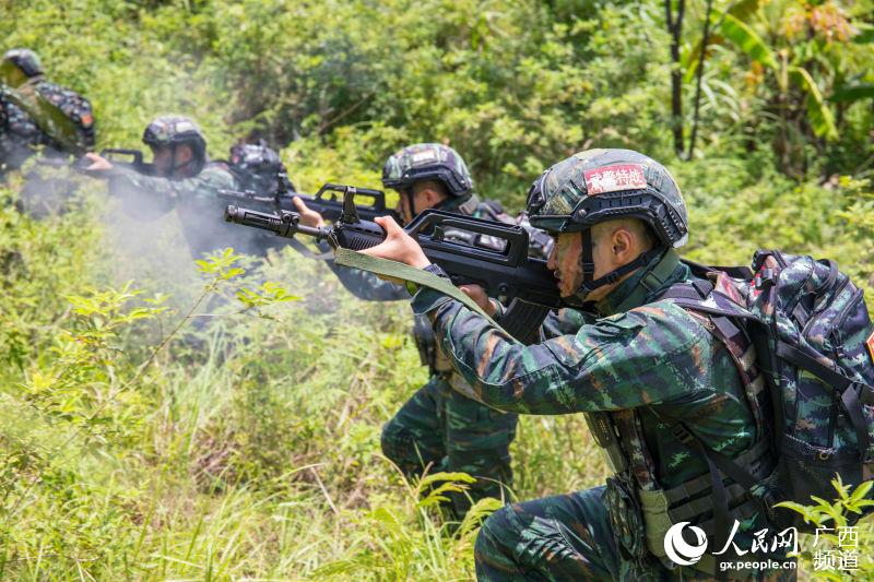 广西来宾:武警特战队员开展山林地捕歼战斗演练