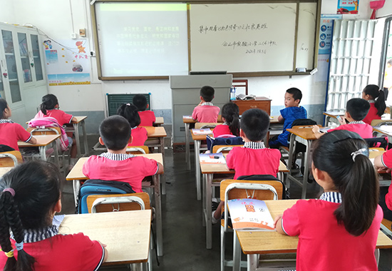 合山市实验小学开展《红色传奇》进校园活动